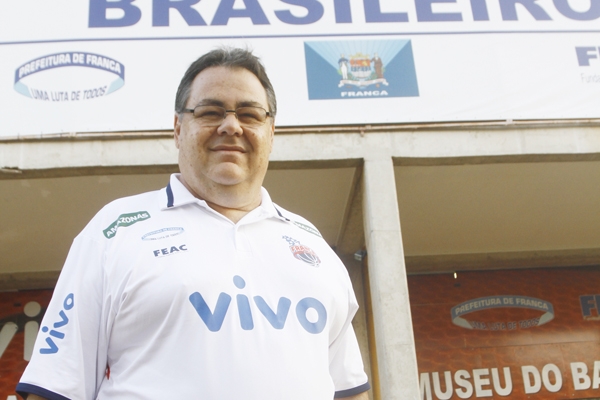 José Guilherme Calil diante do ginásio de esporte francano 